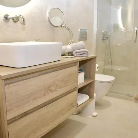 Duque Beachside Elegance Адехе