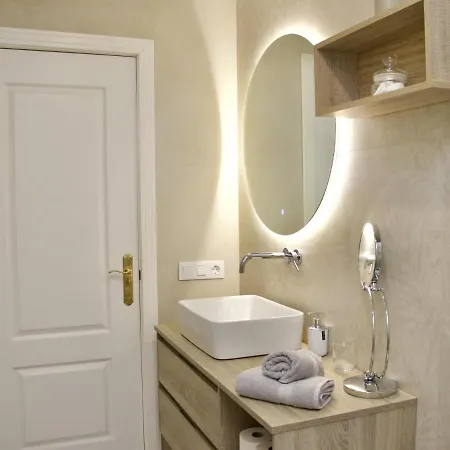 Duque Beachside Elegance Apartment *
